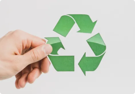 main-personne-tenant-symbole-recyclage-vert-fond-blanc